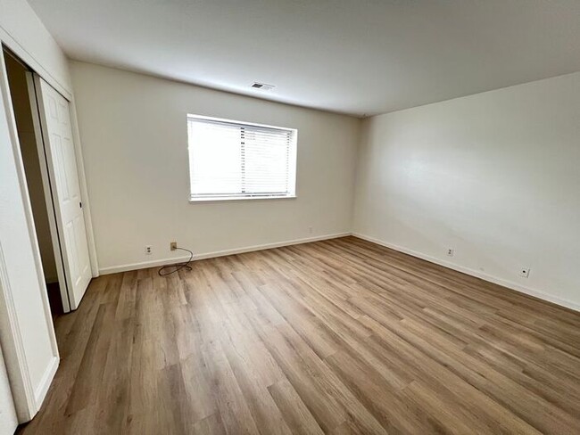 Building Photo - 2BD/2.5BA Townhouse w/ New Appliances & HV...