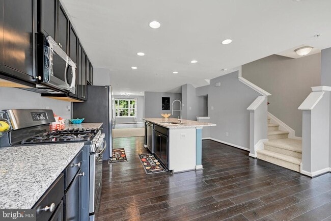 Building Photo - 713 English Ivy Way