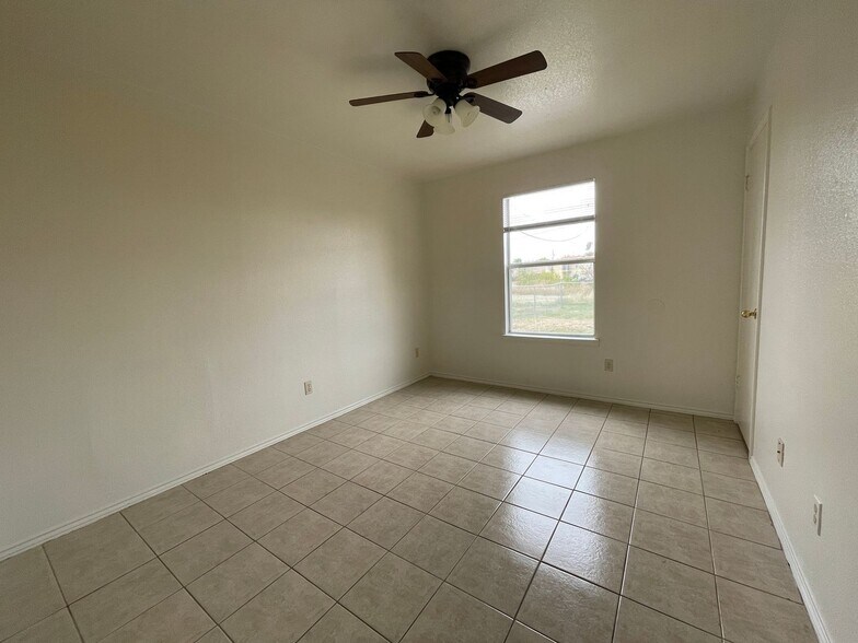 Building Photo - 1712 Benttree Dr