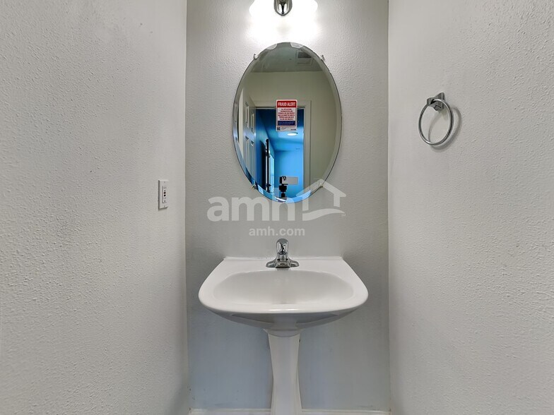 Building Photo - 505 Kingsman Ln