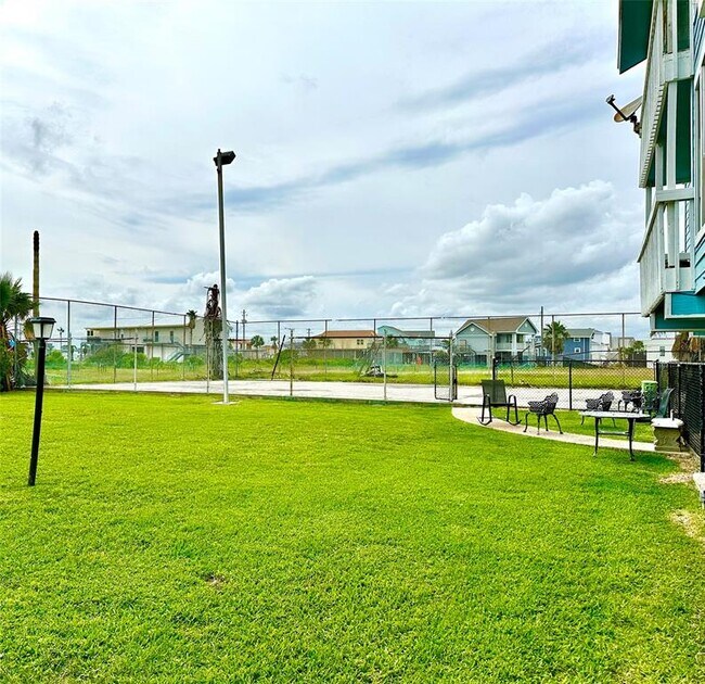 Building Photo - 500 Tiki Dr