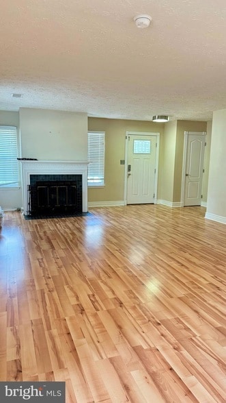 Building Photo - 3010 New Oak Ln
