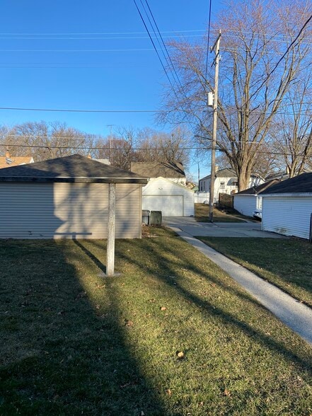 Quiet backyard for your leisure. Two parking spaces. - 438 S 65th St