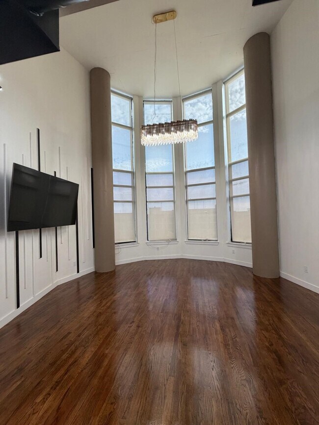 Building Photo - 5005 Hidalgo St