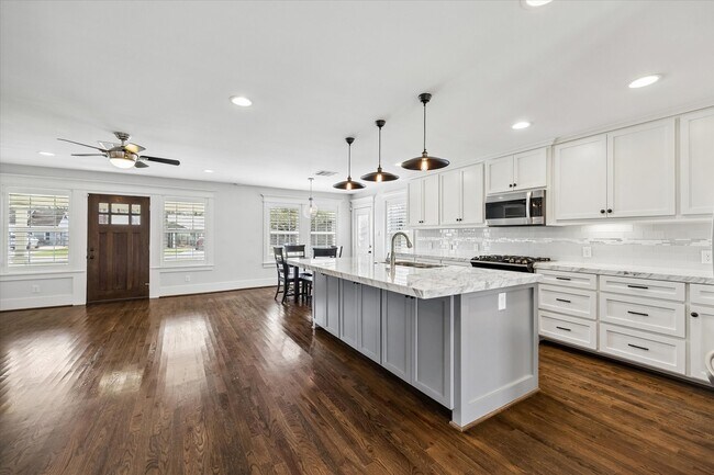 Building Photo - 1062 W 41st St