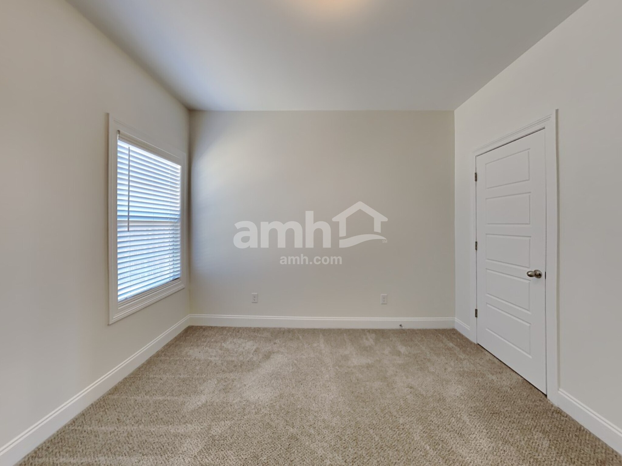 Building Photo - 3284 Vineyard Dr S