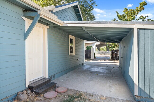 Building Photo - 531 Clay St