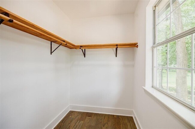 Building Photo - 2749 Memorial Dr SE