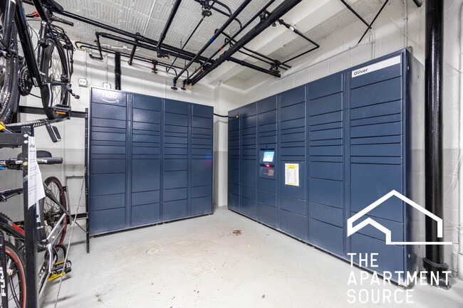 Building Photo - 1140 N La Salle Dr