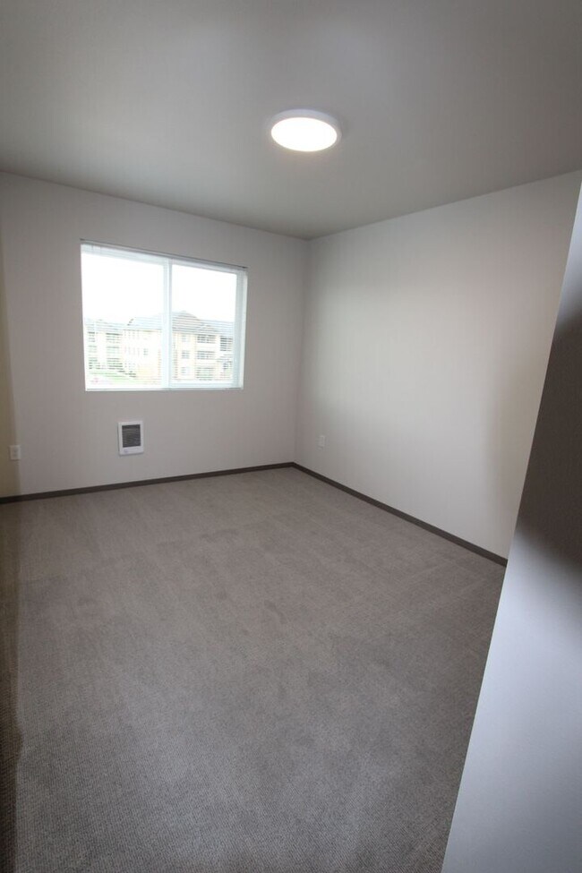 Building Photo - Modern design 3-bed, 2.5 bath duplex avail...