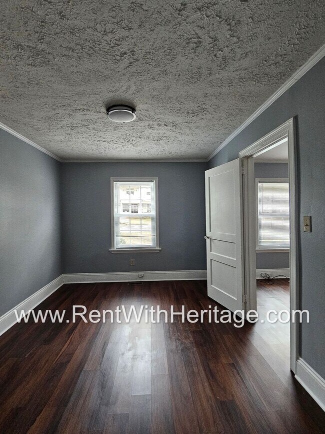 Building Photo - GORGEOUS HISTORICAL APARTMENT HOME / TOTALLY UPGRADED INTERIOR / CLOSE TO EVERYTHING!