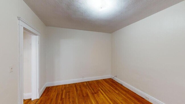 Building Photo - bedroom in Boston MA 02134