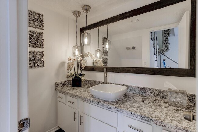 Building Photo - 2323 Augusta Dr