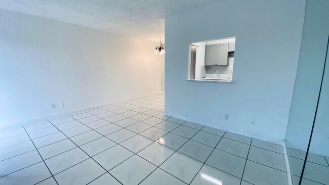 Building Photo - 600 Village Green Ct