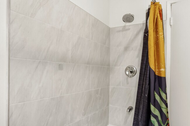 Building Photo - Charming 1 Bedroom Condo Just Blocks from the Beach!