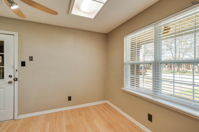 Building Photo - 5115 Kingston Dr