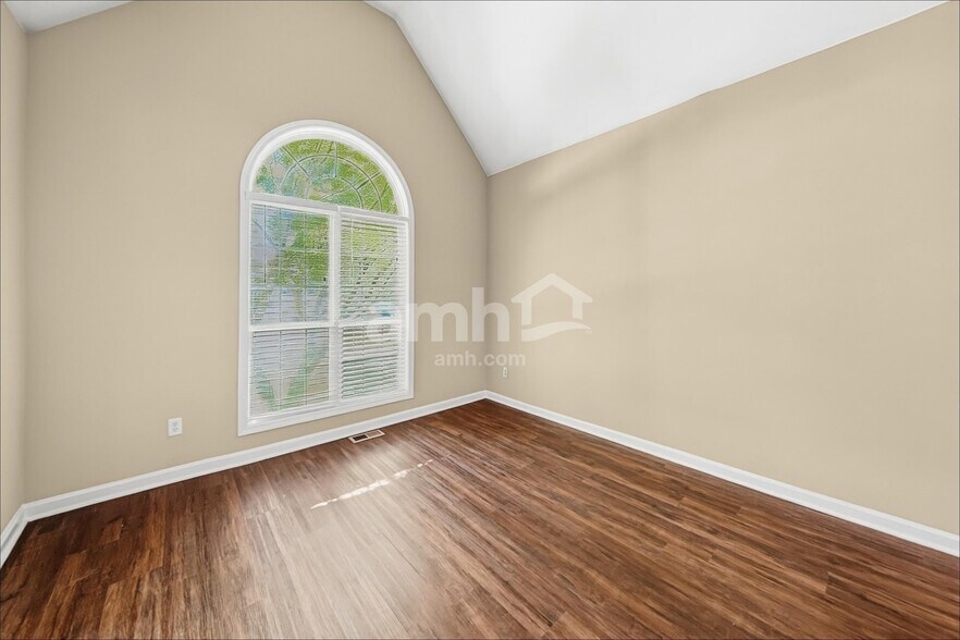 Building Photo - 2420 Queensboro Ln
