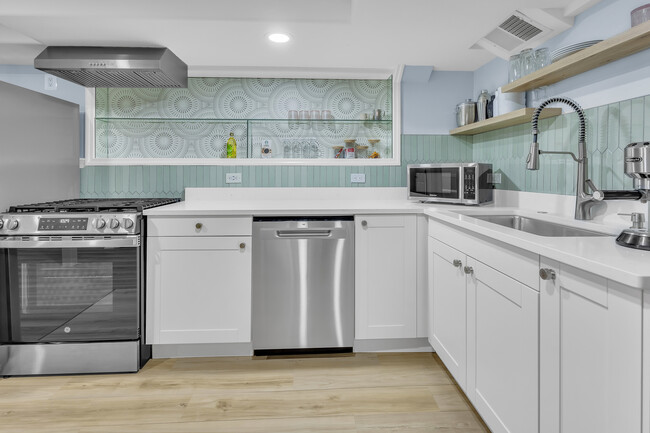 Building Photo - 2112 N Sawyer Ave