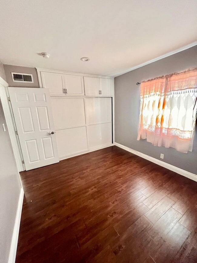 Building Photo - House  3 bedrooms, 1 baths,