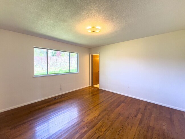 Building Photo - Charming 2 Bed / 2 Bath Home on 1.05 Acres...