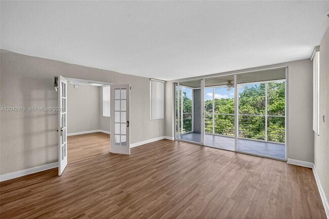 Building Photo - 4015 W Palm Aire Dr