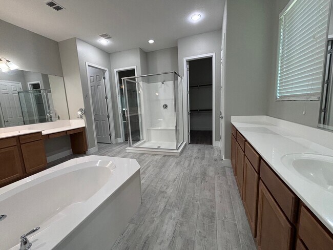 Master bath - 3497 E Loma Vista St