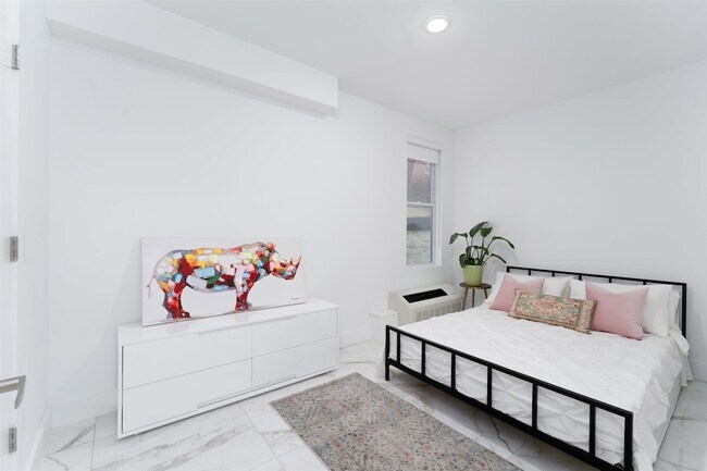 Building Photo - 8621 River Rd