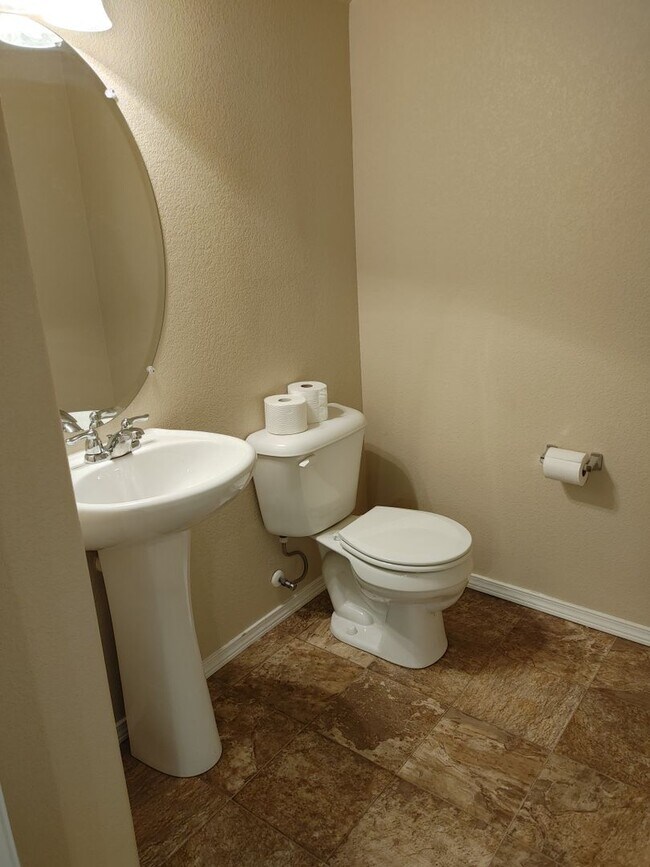 Building Photo - Stylish & Spacious 2BD Townhome in Stetson...