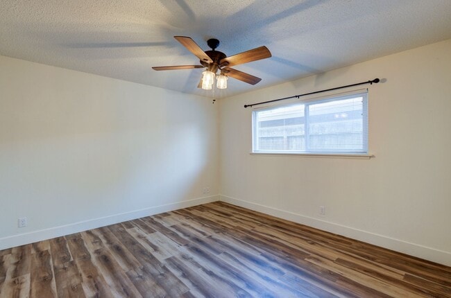 Building Photo - 5085 N Roosevelt Ave