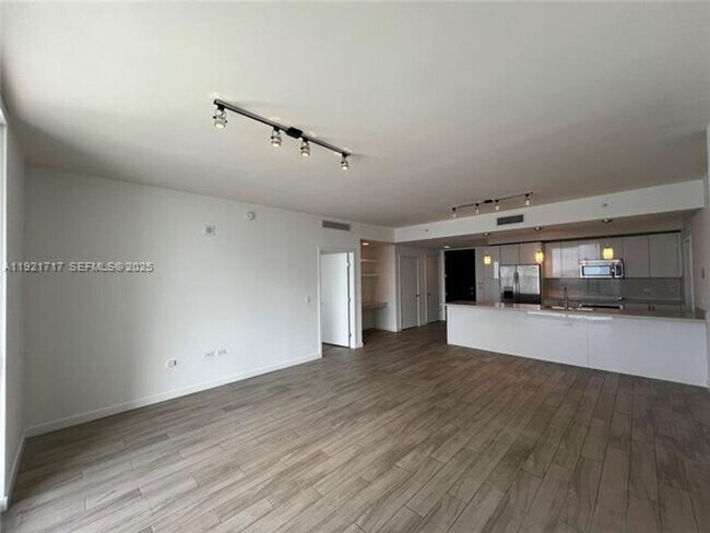 Building Photo - 999 SW 1st Ave