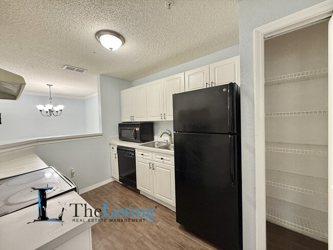 Building Photo - 18001 Richmond Pl Dr