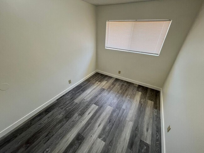 Building Photo - 408 N M St