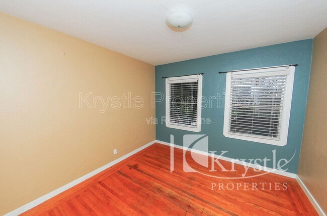 Building Photo - 8 Fairview Ave