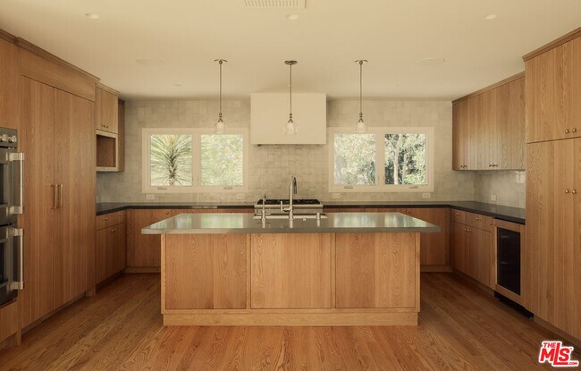 Building Photo - 914 Bienveneda Ave