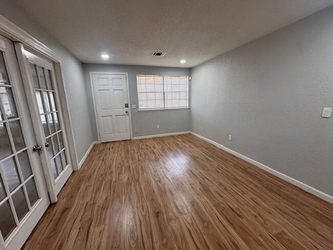 Building Photo - $300 off your move in by June 1st!   Newly remodeled 3 bed 1 bath garage conversion with monitore...