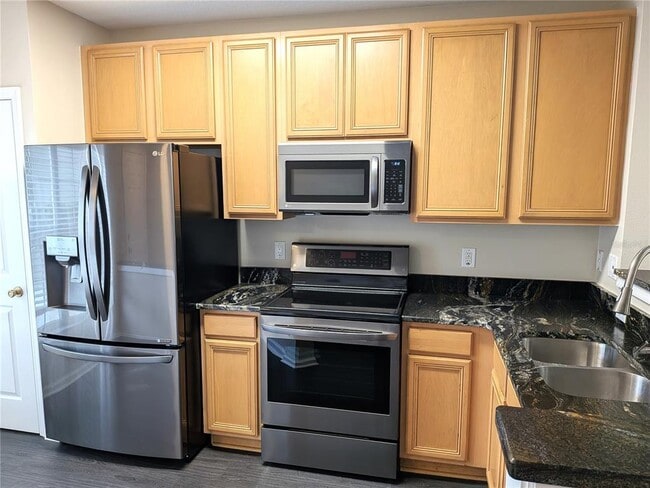 Building Photo - 902 Vineland Pl