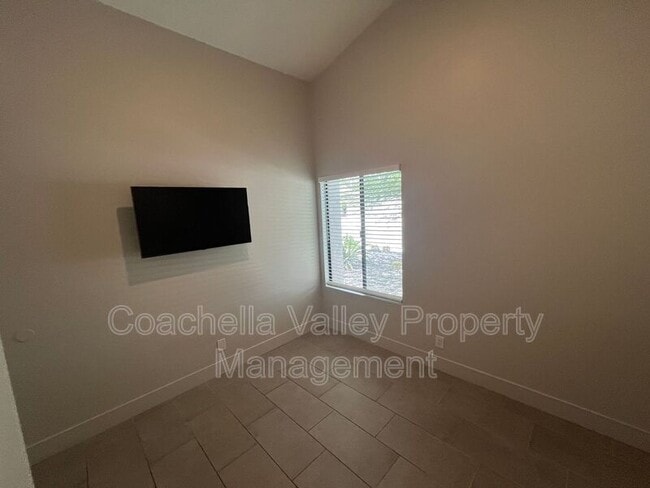 Building Photo - 835 Nueva Vista Dr S