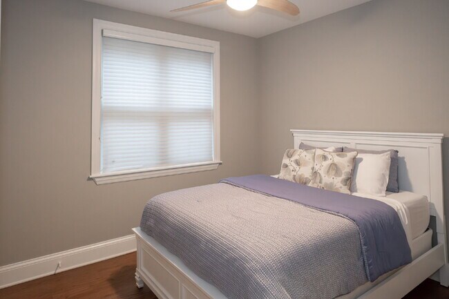 Building Photo - 3-Bed Urban Retreat with Fireplace & Granite Touches in Lincoln Park