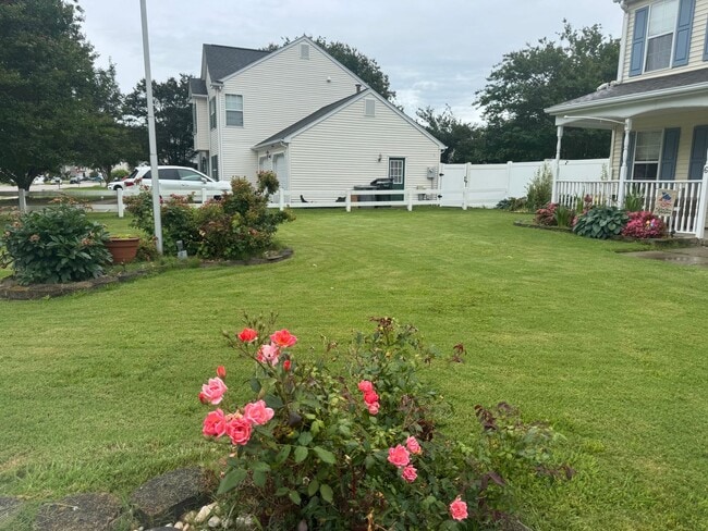 Building Photo - Spacious Three Bedroom Home