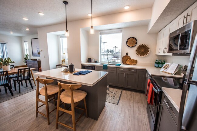 Building Photo - Summer Special! 4 Weeks Rent Free + $0 Down Deposit OAC 3 Bed 2.5 Bath Townhome in South Ogden