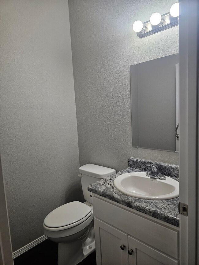 Building Photo - Beautiful New Townhomes in Alma! **MOVE IN...