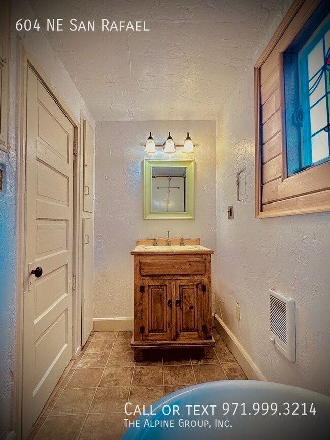 Building Photo - 604 NE San Rafael St