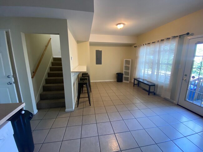 UNIT B: Kitchen/dine in area - 407 Kentucky Ct