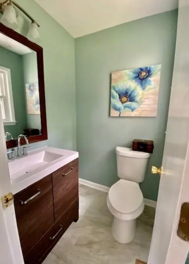 Building Photo - Cozy Ranch Home w/ Enclosed Sunroom, Fully...