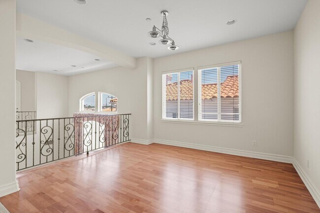 Building Photo - Stunning 4 bed, 4.5 bath home located on a quiet and highly desirable street in Redondo Beach