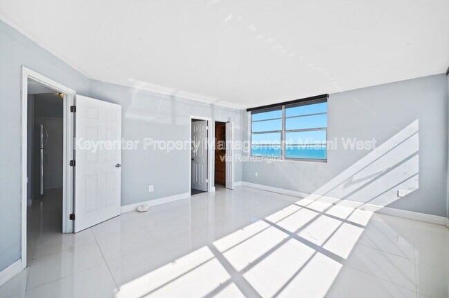 Building Photo - 5313 Collins Ave