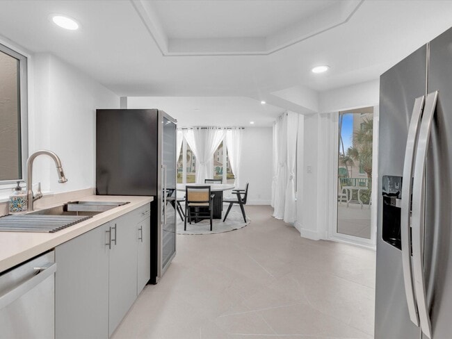 Building Photo - 120 SE 5th Ave