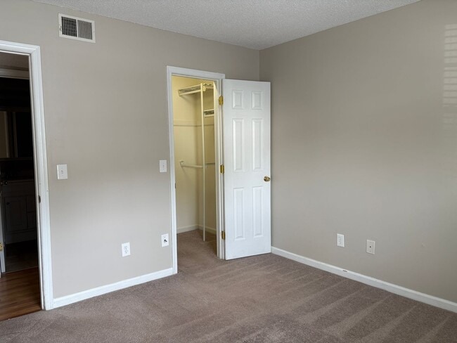 Building Photo - 2 Bedroom,1 Bathroom Condo in Greensboro!