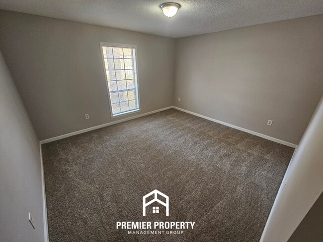 Building Photo - Newly Renovated 5BR Home with 2,334 Sq Ft, Fireplace & Fenced Yard in Memphis