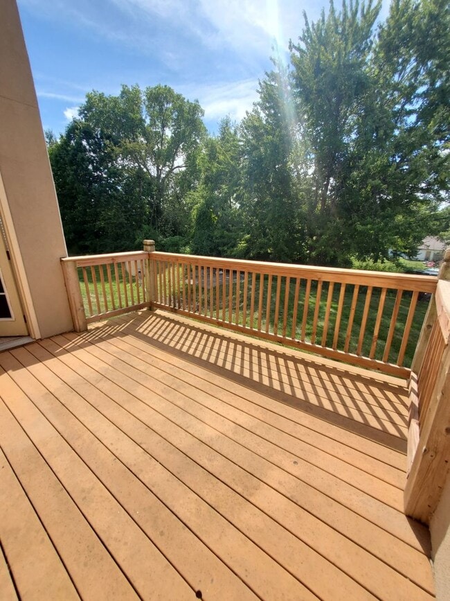 Building Photo - 3 bedroom, 2.5 bath 2 car garage Townhouse